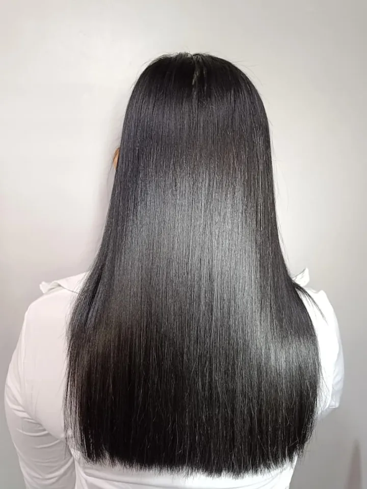 Después de la nutrición capilar: cabello negro, sedoso y brillante